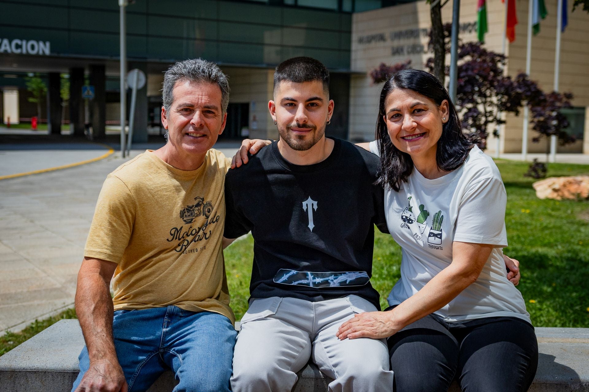 Darío junto a su padre, Ricardo, y su madre, Natalia, frente al área de Hospitalización del Clínico San Cecilio.