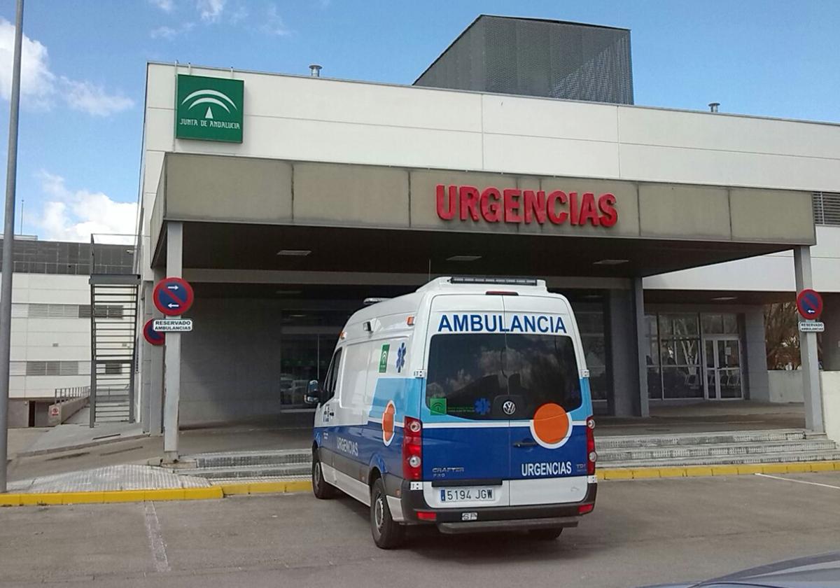 Herido un hombre de 63 años tras volcar y chocar con la mediana un camión en la A-92 en Huétor Tájar