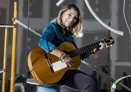 La creadora de la Escuela de Arte Flamenco y el Teatro Triana de Sevilla, con una guitarra.