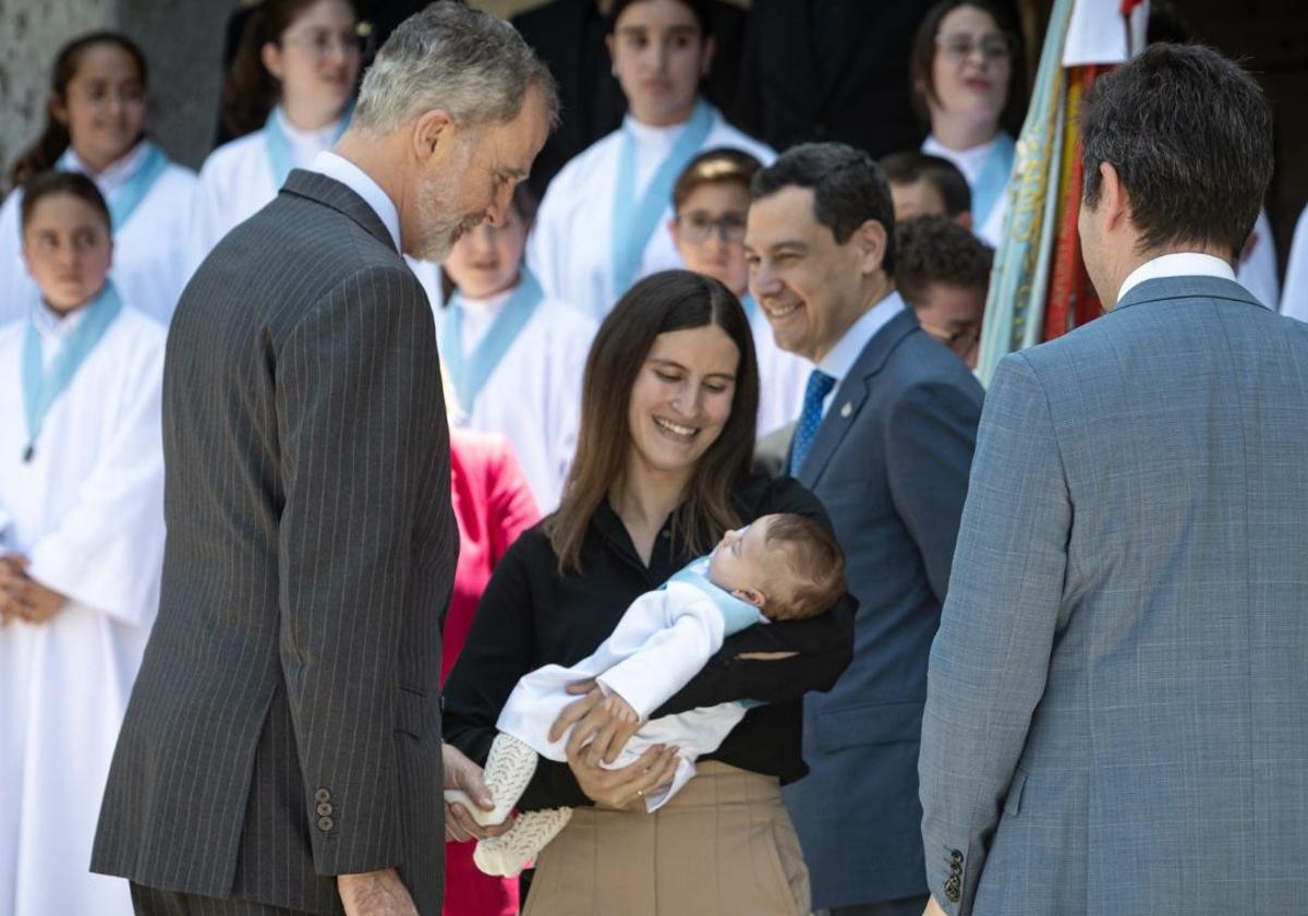 La historia tras la foto del saludo de Felipe VI a un bebé en Granada