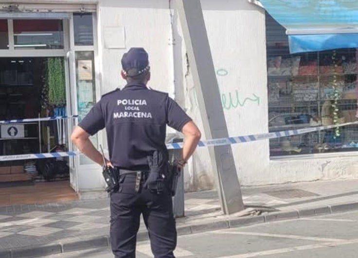 Un camión embiste una farola en Maracena y obliga a acordonar la acera por peligro