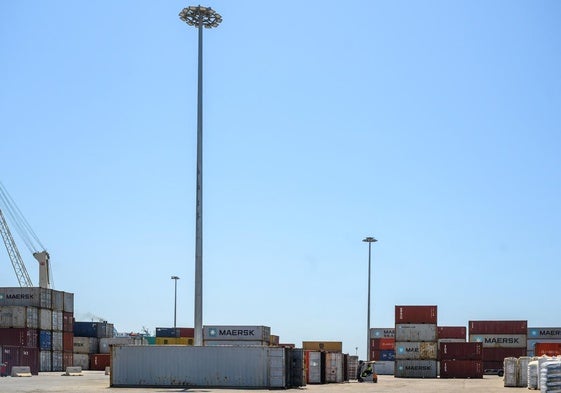 El Puerto de Almería moderniza el Muelle de Poniente con torres de alumbrado eficiente