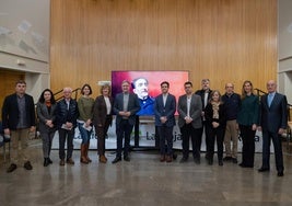 El consejero José Luis Pérez Pastor y la coordinadora de la Fundación Sagasta, Mari Cruz Herce, con representantes de las entidades que colaboran con el programa del Año Sagasta.