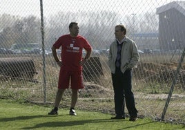 Carlos Pouso y Carlos Lasheras en una sesión de entrenamiento cuando eran entrenador y secretario técnico del Mirandés en 2011.