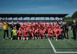 Las jugadoras, con el cuerpo técnico del equipo antes del encuentro.