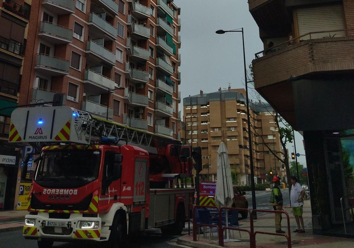 Bomberos en el lugar del desprendimiento.
