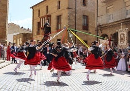 Bailarines del Grupo de Danzas de San Vicente de la Sonsierra bailando frente a la imagen de San Felices de Bilibio para finalizar la procesión.