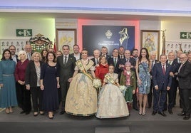 Las falleras mayores de Convento Jerusalén junto a los grandes nelos de la falla en la cena homenaje.