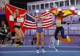 Fátima Diame, eufórica junto a la suiza Kalin y la norteamericana Bryant, las integrantes del podio de salto de longitud en el Mundial.