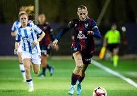 Ángela Sosa en un partido con el Levante femenino.