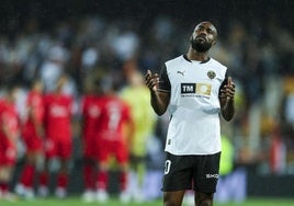 Dimitri Foulquier, ante el Sevilla en Mestalla.