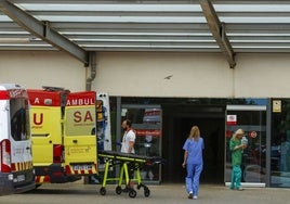 Una ambulancia en uno de los accesos del Hospital La Fe de Valencia.