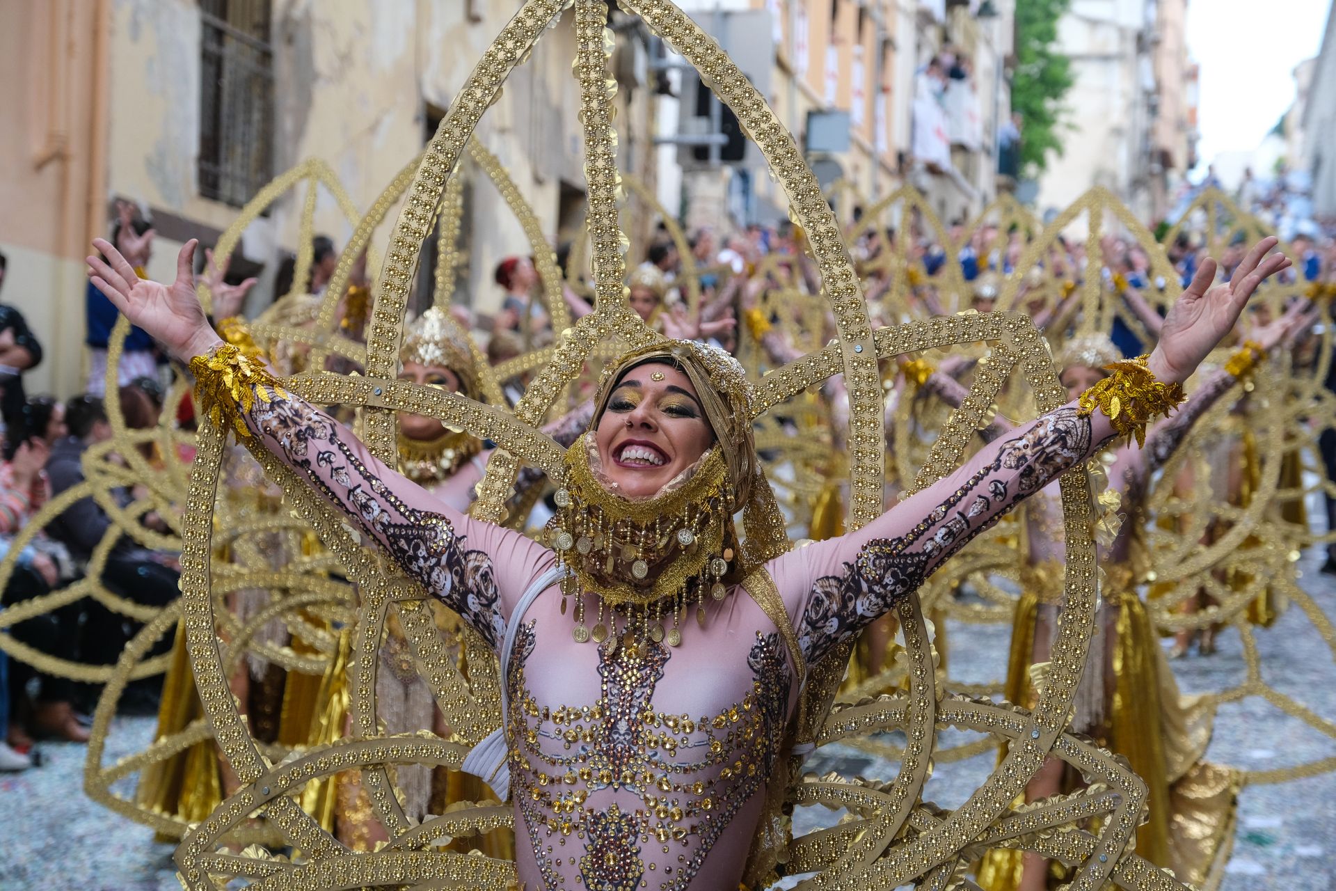 FOTOS | La fiesta de Moros y Cristianos llena el centro de Alcoy