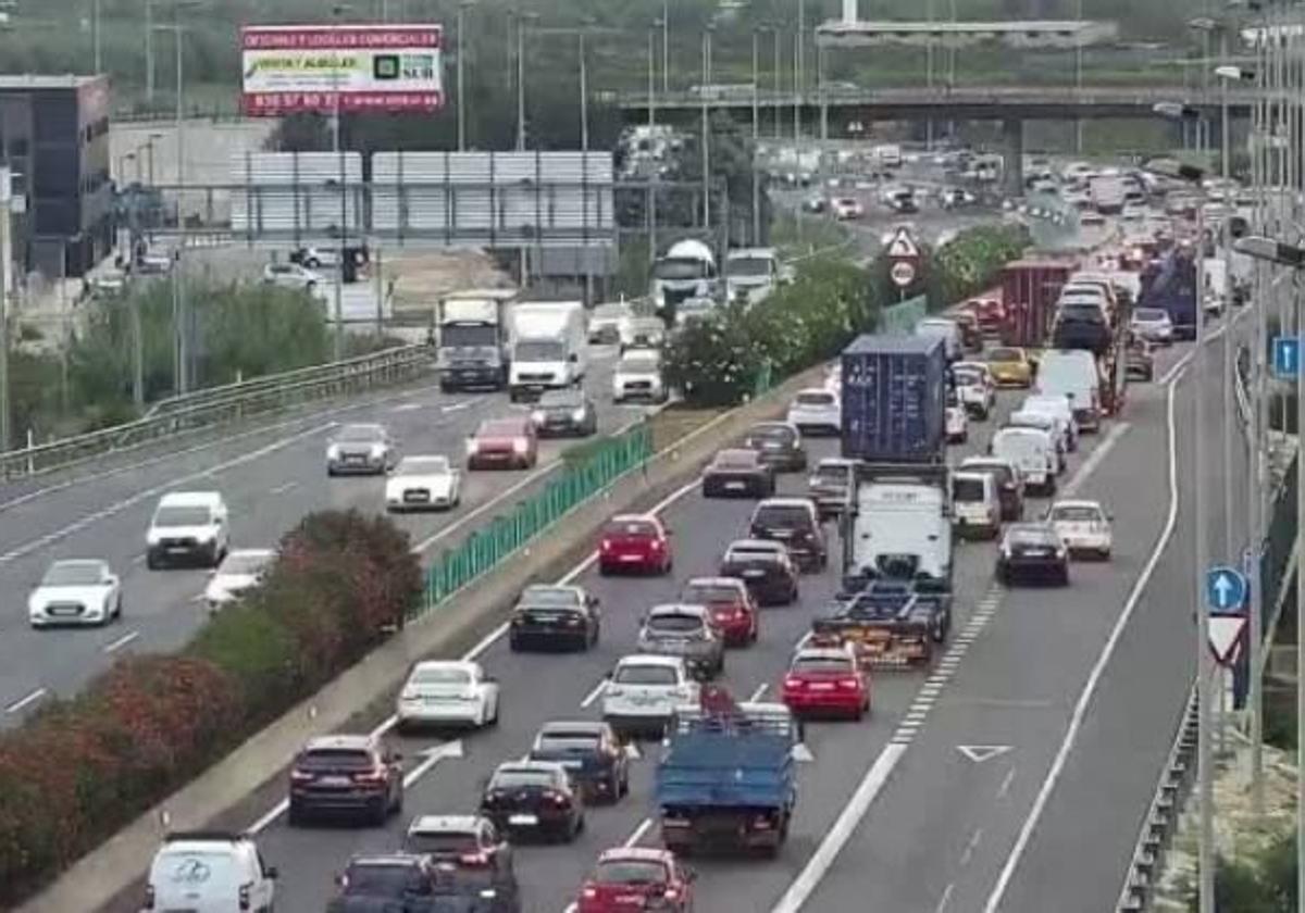 La A-7 y la Pista de Silla, colapsadas este miércoles con más de 9 kilómetros de atascos: las carreteras que presentan más complicaciones