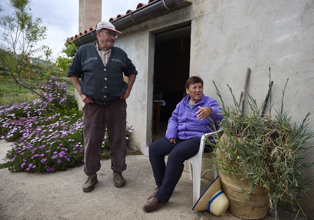 Imagen principal - Ismael y Palmira, en su casa. Mariano Poyatos, en su galería de arte. El Molí Toni.