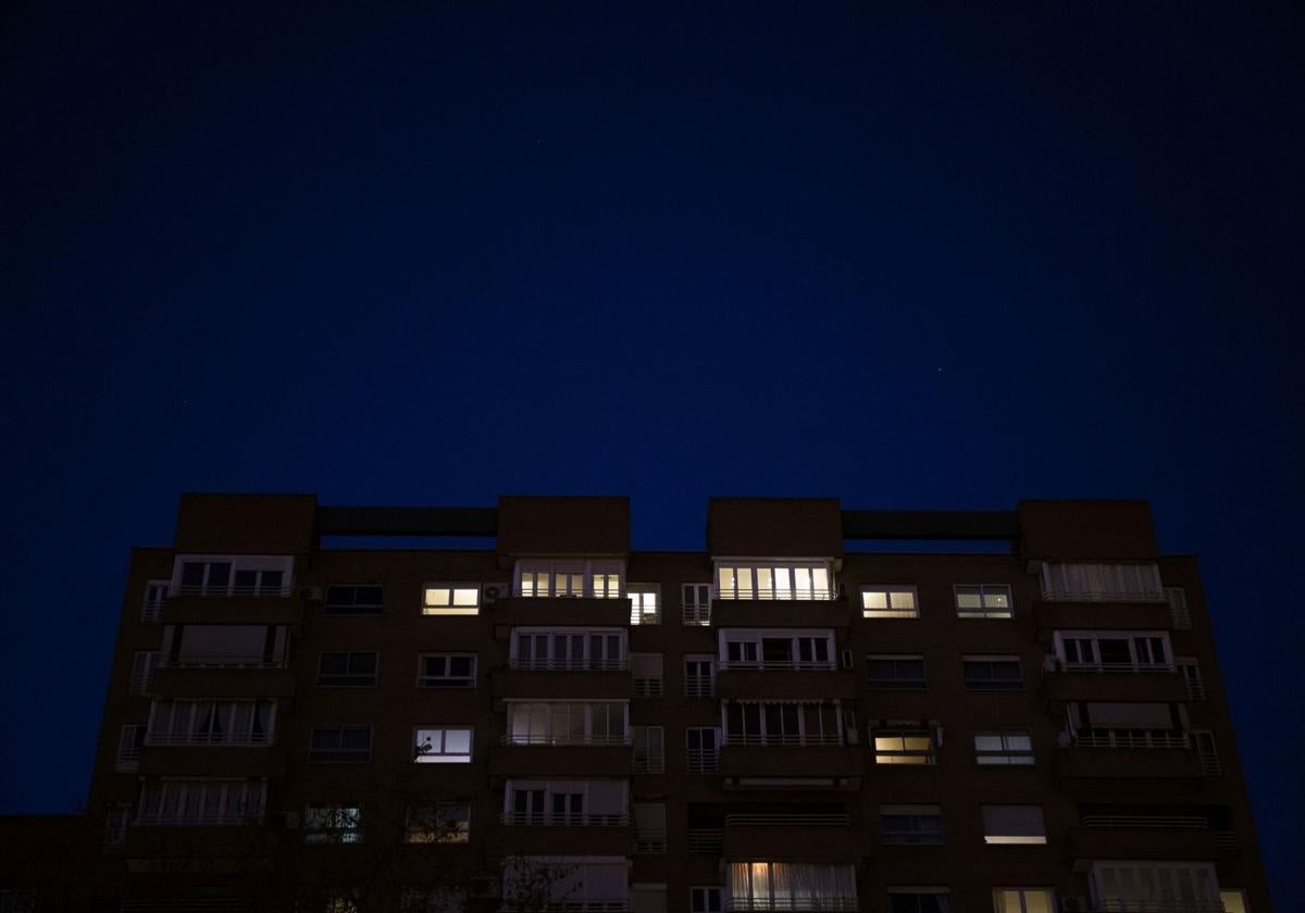 El precio de la luz se desploma este jueves con la nueva tarifa: la hora que tienes que evitar para enchufar los electrodomésticos