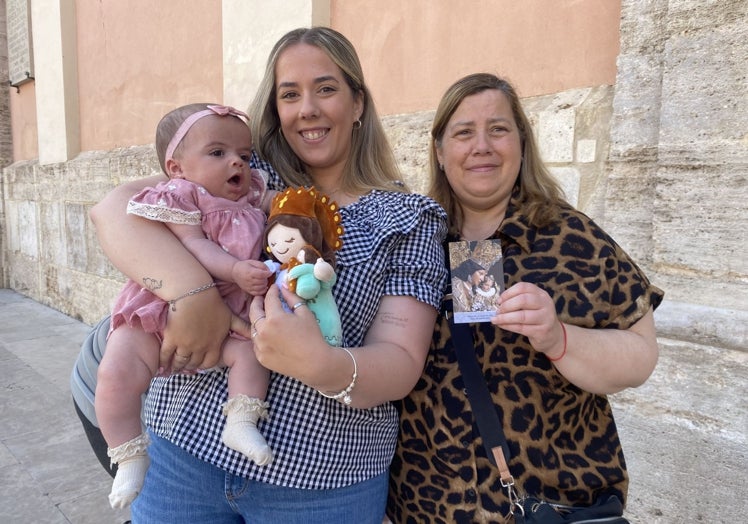 Inma Mandingorra, con su hija Triana, y la abuela, Rosa María Baixauli.