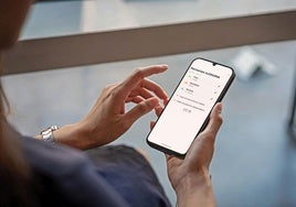 Una mujer utiliza su smartphone, imagen de archivo.