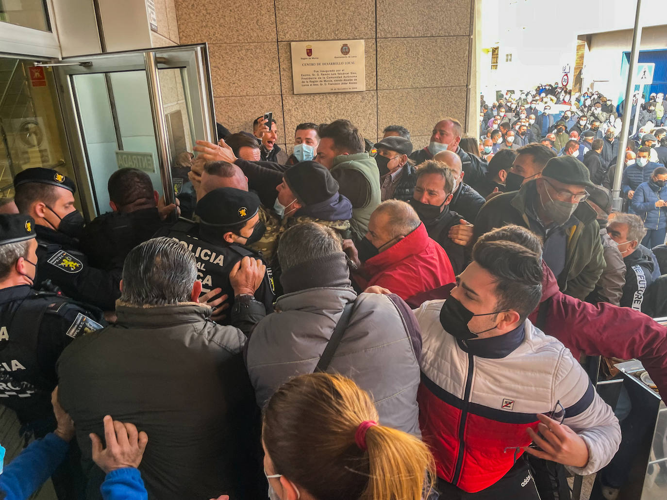 Cincuenta ganaderos irrumpieron en el Centro de Desarrollo Local de Lorca para impedir el debate de una moción sobre limitaciones a la ampliación de granjas porcinas. Dieciocho personas fueron imputadas en un caso que aún se juzga: siete identificadas en los primeros días de la investigación y otras once varios meses después. | Jaime Insa / AGM