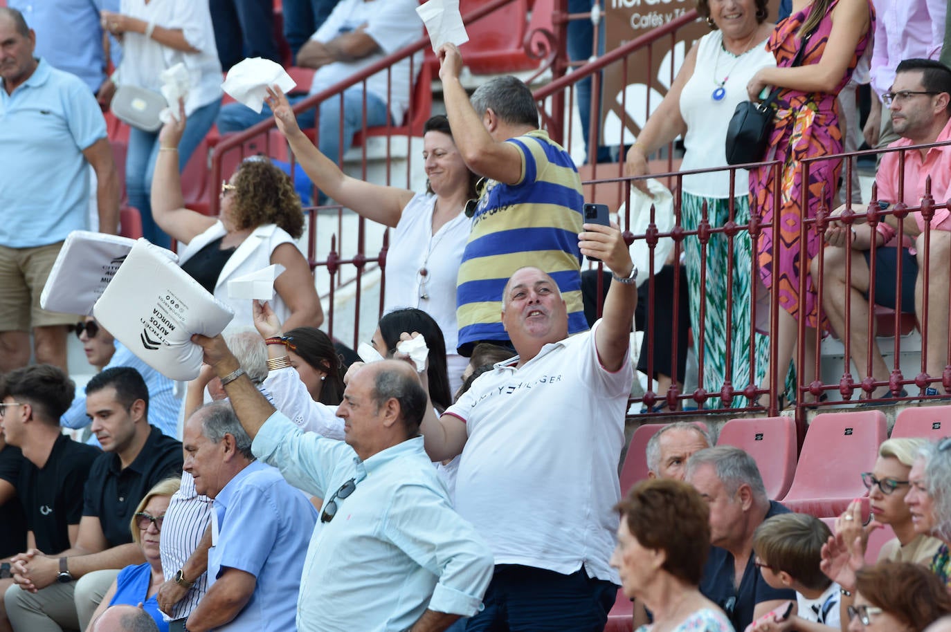 Las imágenes del público en la primera tarde de la Feria Taurina de Murcia