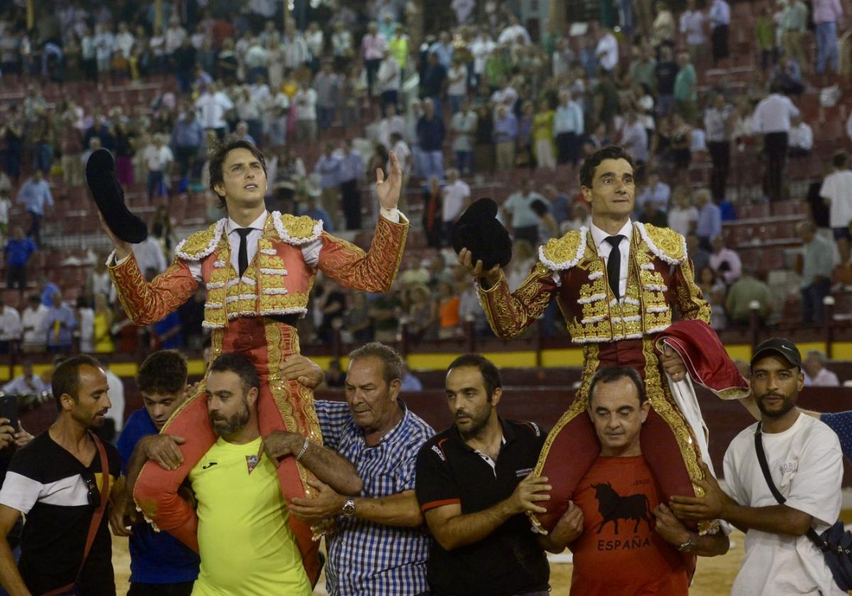 Salida a hombros del limeño Roca Rey y del lorquino Paco Ureña, ayer, en una tarde pasada por agua en la plaza de toros de La Condomina.