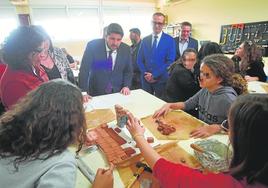 El presidente López Miras, en el IES Sanje, de Alcantarilla, en marzo del pasado año.