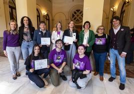 Galardonados y representantes de la comunidad universitaria, este viernes.