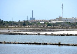Vista de las salinas de Marchamalo, con el faro de Cabo de Palos, en una imagen de archivo.