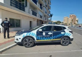 Policía local de San Javier junto a la futura comisaría de La Manga del Mar Menor.