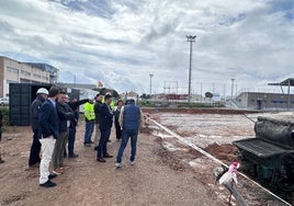 Autoridades y técnicos, ayer, durante la visita a las obras.
