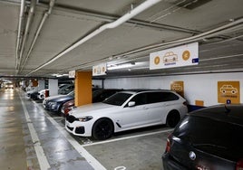 Vehículos aparcados en plazas reservadas en uno de los aparcamientos públicos del centro de la ciudad.