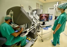 Sanitarios realizan una intervención con ayuda de un robot Da Vinci, en el hospital Morales Meseguer.