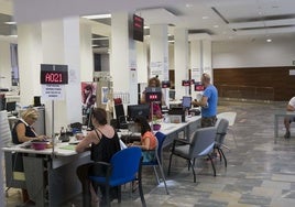 Oficinas de atención al público, en la planta baja del edificio administrativo del Ayuntamiento en la calle San Miguel.