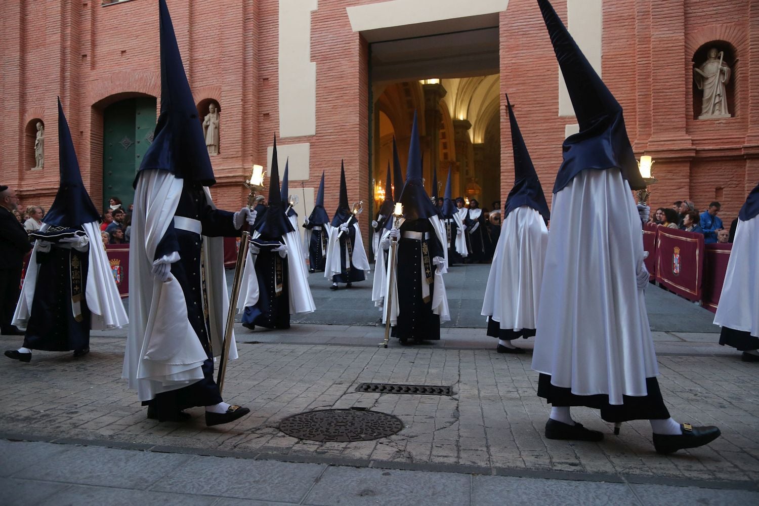 La procesión del Santo Entierro en Cartagena, en imágenes