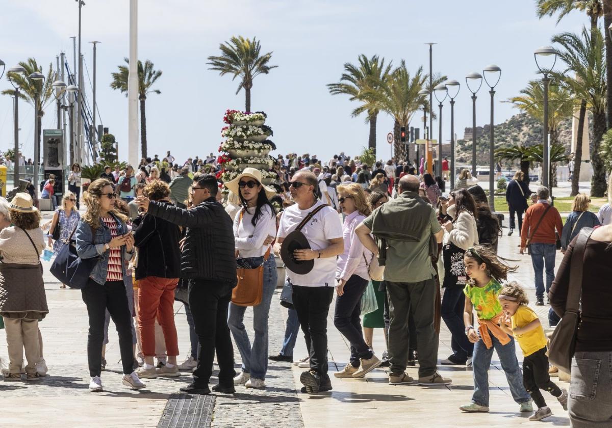 Turistas y cartageneros se echaron ayer a la calle para aprovechar la mañana de sol y disfrutar de ambiente que fluye en Cartagena durante la Semana Santa.