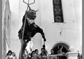 La quema del Diablo, o de Judas, en el Barrio de la Concepción, en una fecha indeterminada entre los años 40 y 50 del siglo pasado.