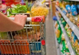 Imagen de archivo de una persona haciendo la compra.
