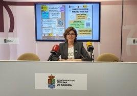 La edil Paloma Blanco, ayer, con la información de los planes.