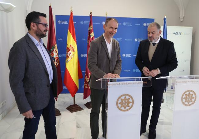 El rector de la UPCT, Mathieu Kessler (c), en la firma de renovación de la Cátedra Trasvase y Sostenibilidad-José Manuel Claver, con el presidente del Scrats, Lucas Jiménez (d), y al director de la cátedra, Victoriano Martínez (i).
