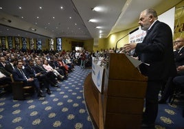 El presidente del Scrats, Lucas Jiménez, se dirige al numeroso público presente en la Cámara de Comercio de Murcia, ayer.