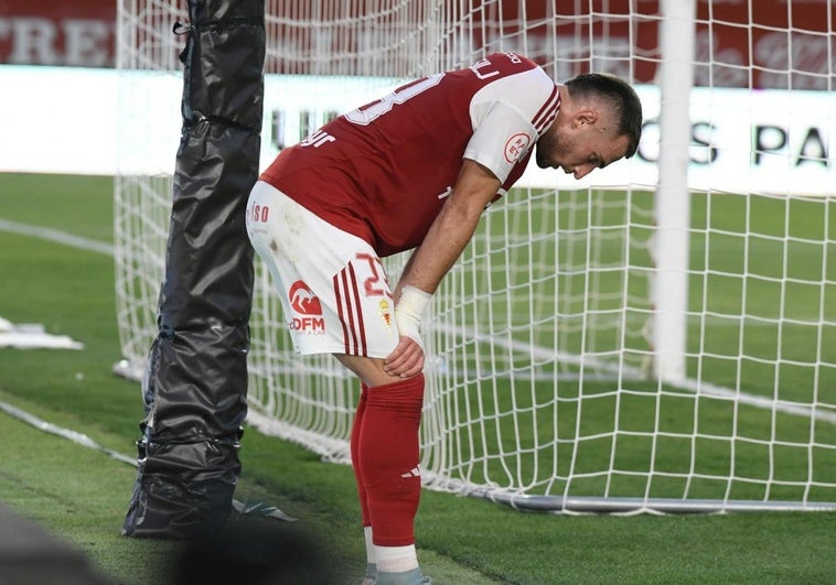 Flakus se lamenta en el partido contra el Antequera.