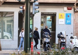 Varias personas entran a una oficinas del SEF en una imagen de archivo.