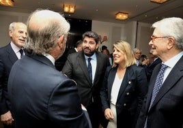 Fernando López Miras y Noelia Arroyo saludan al presidente de Repsol, Antonio Brufau, a la llegada al encuentro informativo; con ellos, Eugenio Galdón (i) y el presidente de AC Hoteles, Antonio Catalán.