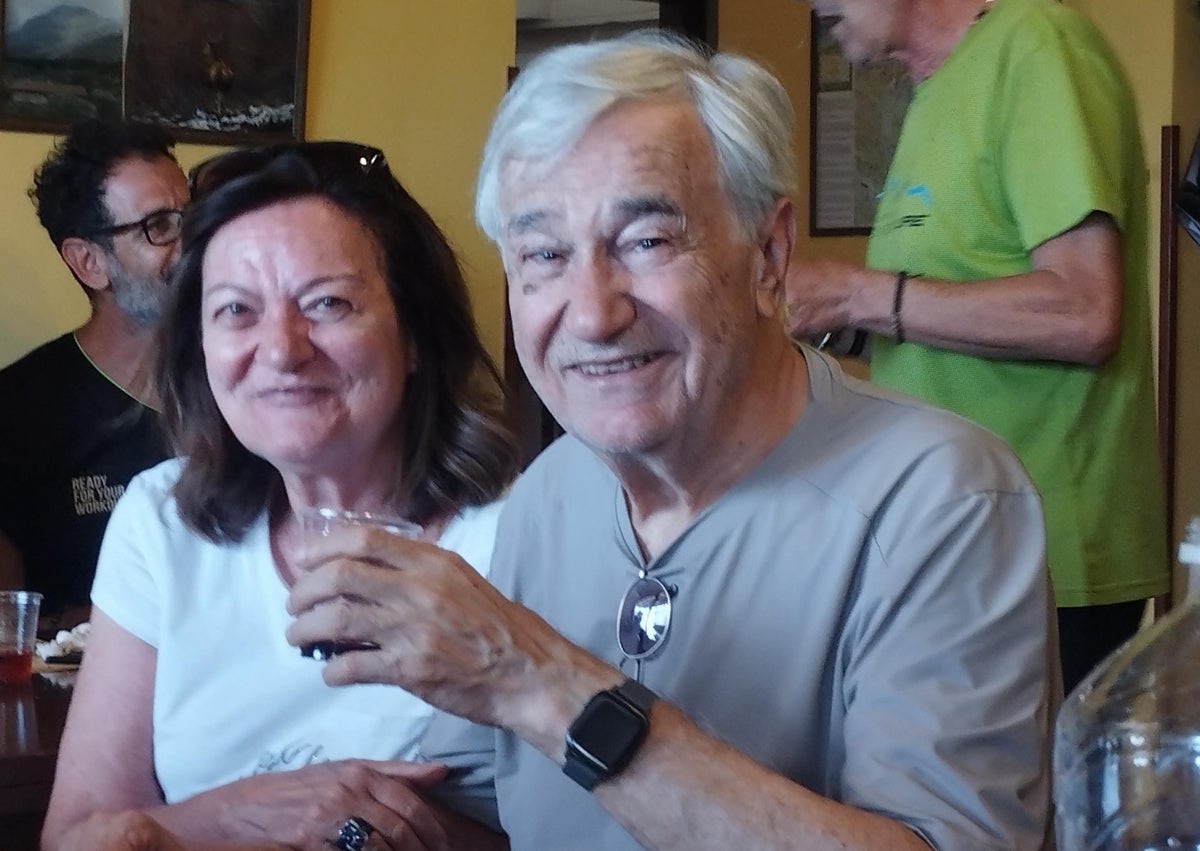 Imagen secundaria 1 - Reconocimiento a Arnaldos de la revista 'Cangilón'. En otras imágenes, con su esposa, Antoñita, en Italia, y con el alcalde Ballesta, entonces rector de la Universidad de Murcia.