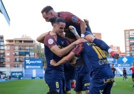 Los jugadores del UCAM celebran un gol al Fabril.