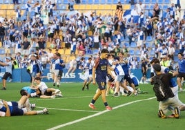 Luque, del UCAM, camina cabizbajo mientras el Sabadell celebra el ascenso a Primera RFEF.