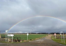 Entrada al molino de Maestrices bajo el arcoiris.