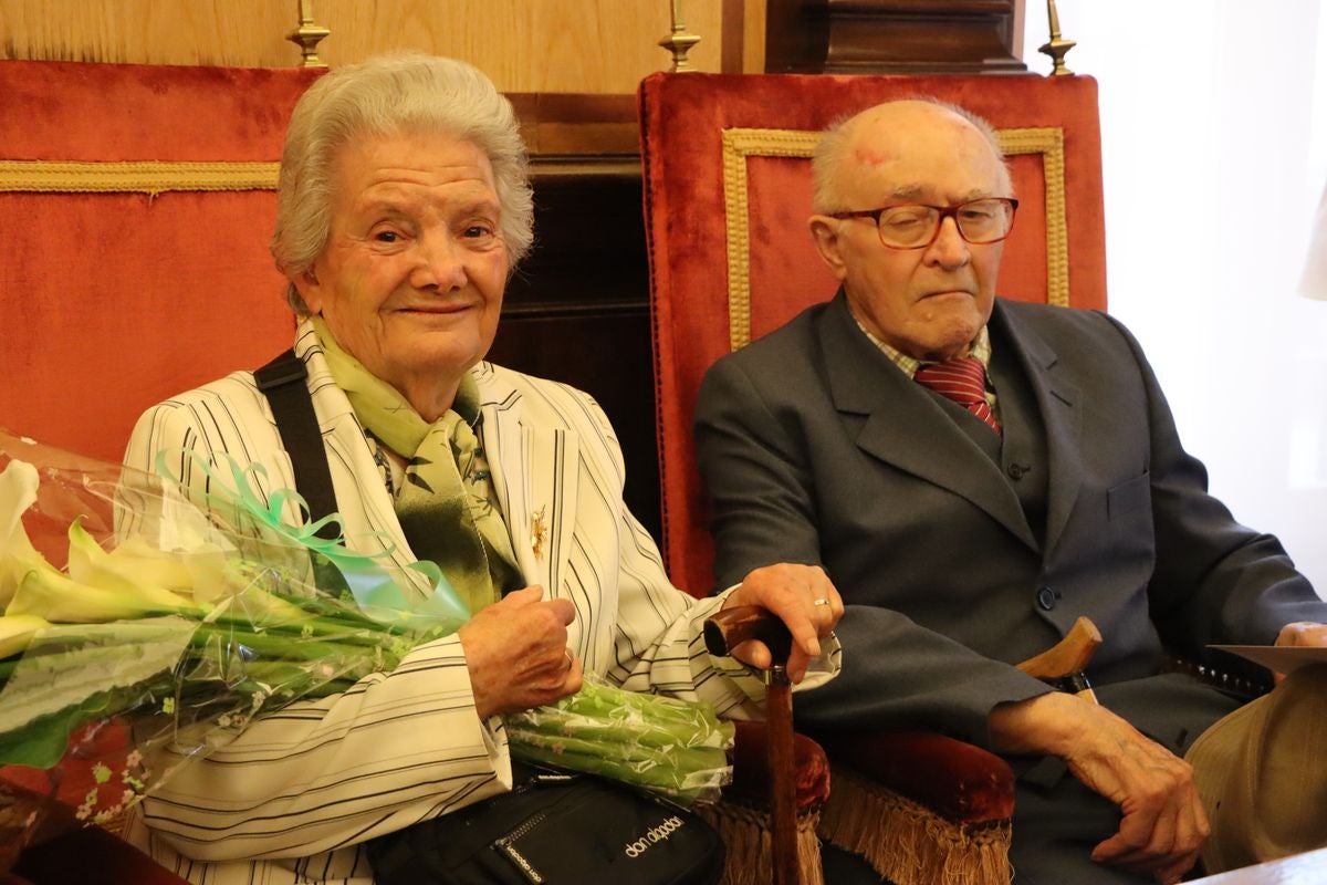 Homenaje a las parejas leonesas que han cumplido 50 y 60 años de casados