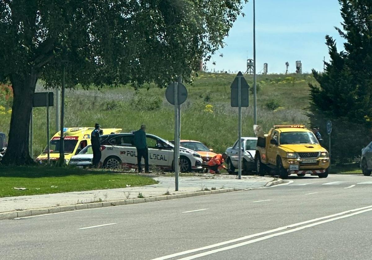 Heridos leves dos conductores de 22 y 65 años en León tras chocar en Padre Isla