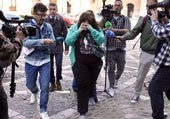 Tensión a las puertas de la Audiencia: «Si es por mí, ni entra; arruinó a mi hijo»